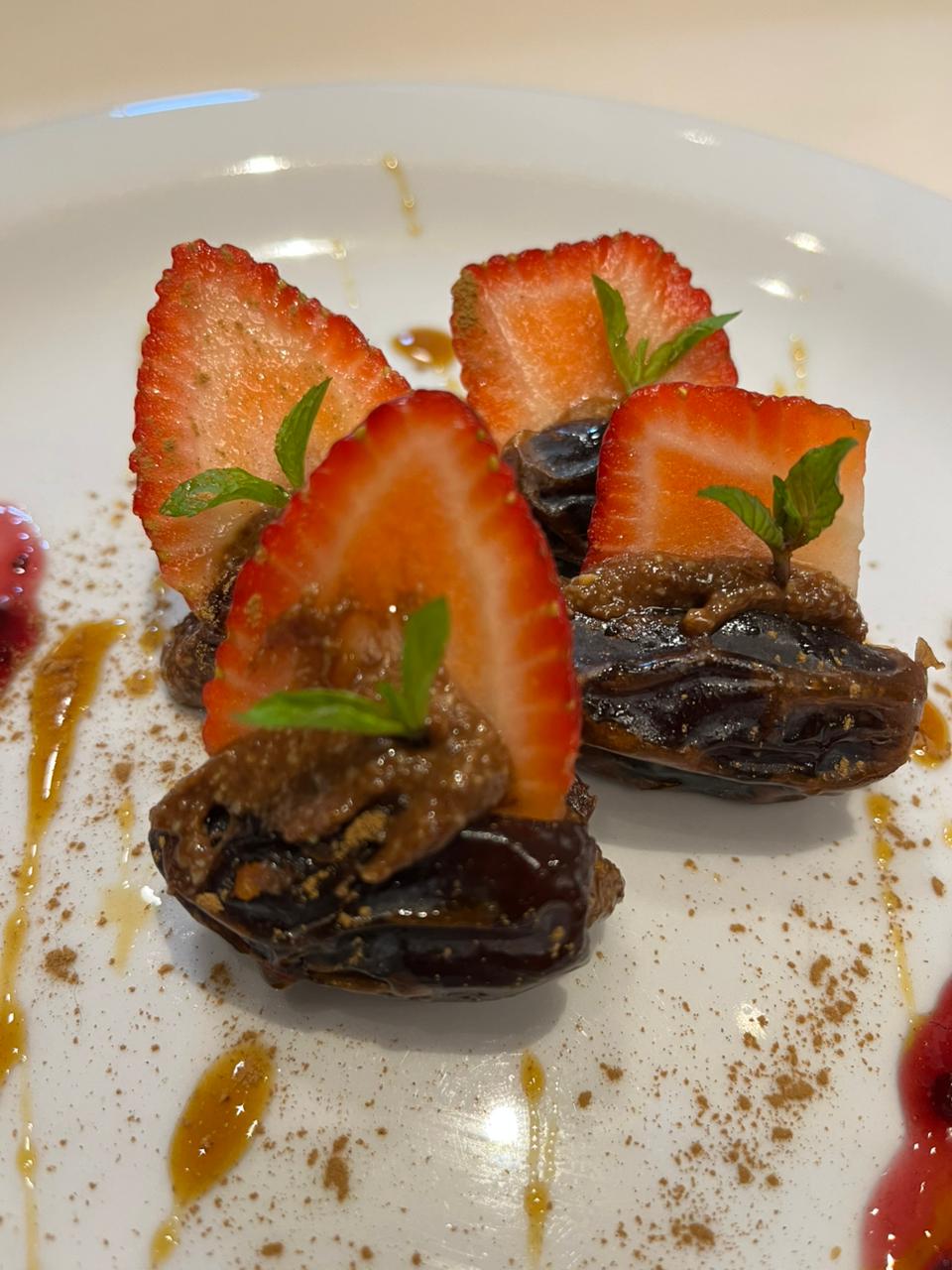 Tâmaras com morango e canela — sobremesa autoral do Chef Vilson